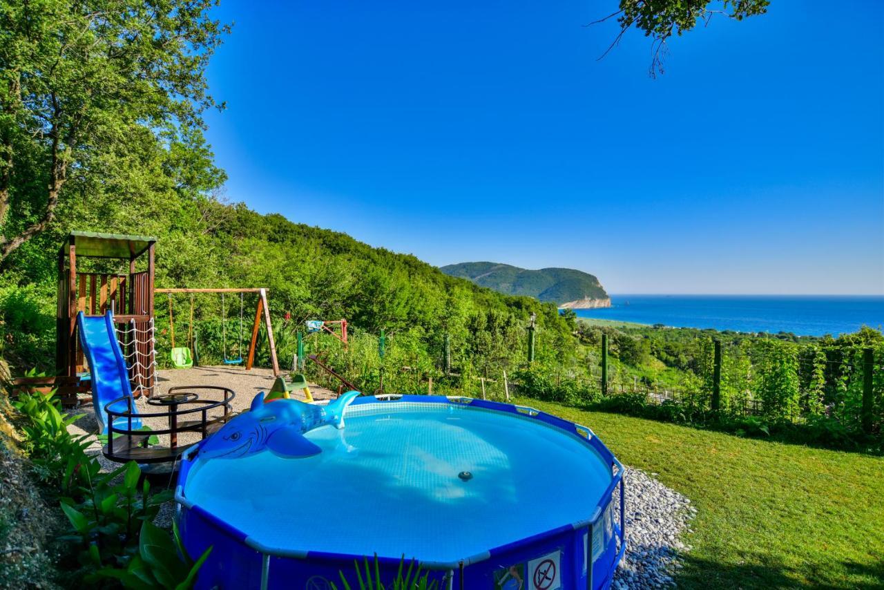 Pataki Studios Petrovac Екстериор снимка