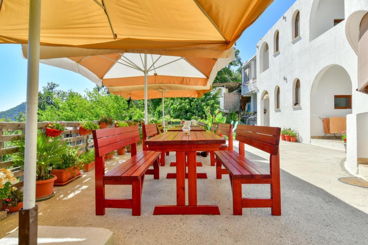 Pataki Studios Petrovac Екстериор снимка