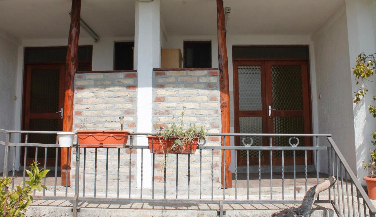 Pataki Studios Petrovac Екстериор снимка