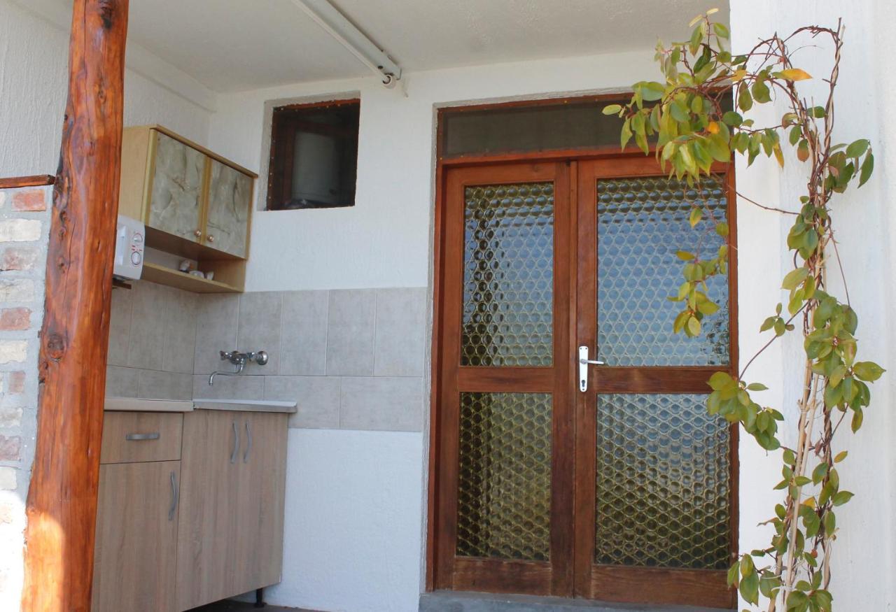 Pataki Studios Petrovac Екстериор снимка