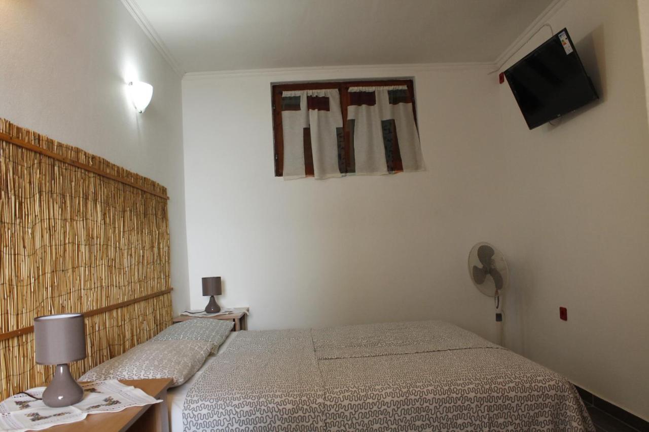 Pataki Studios Petrovac Екстериор снимка